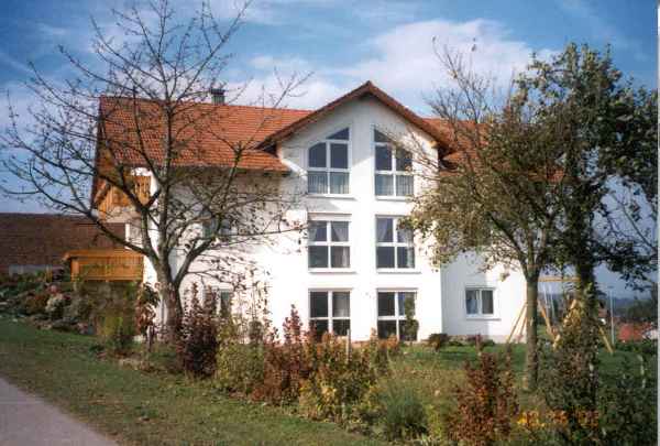 haus_herbst1.jpg (34390 Byte)